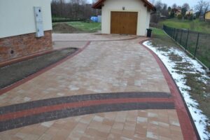 Wjazd do garażu i wejście do domu z kostki brukowej - Zabrze