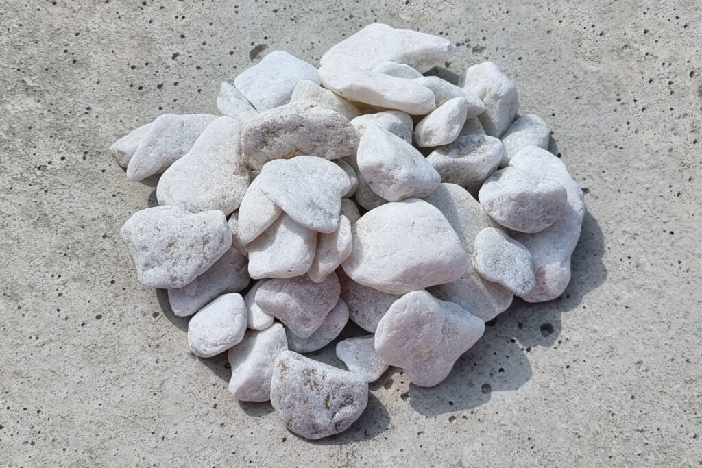 Kamień otoczak Kalcyt Bałkański 2-4 cm.jpg